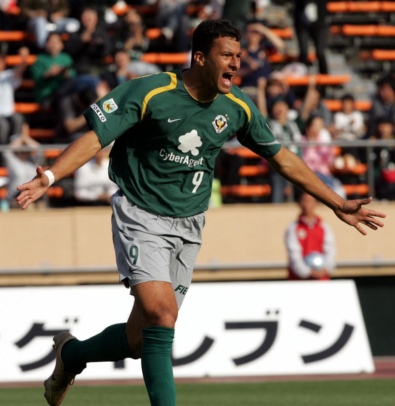 東京V対新潟　前半7分、東京Vワシントンはゴールを決め喜ぶ（05年04月23日撮影）