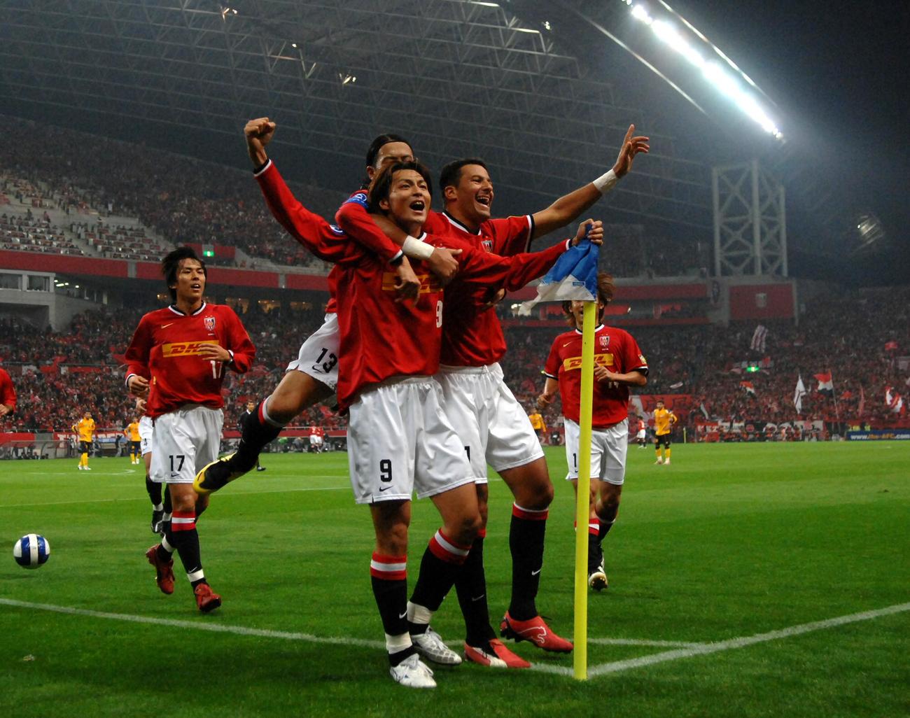 ACL決勝第2戦　前半22分、先制点にガッツポーズで喜ぶFW永井雄一郎（中央左）に駆け寄るワシントン（中央右）ら（07年11月14日撮影）