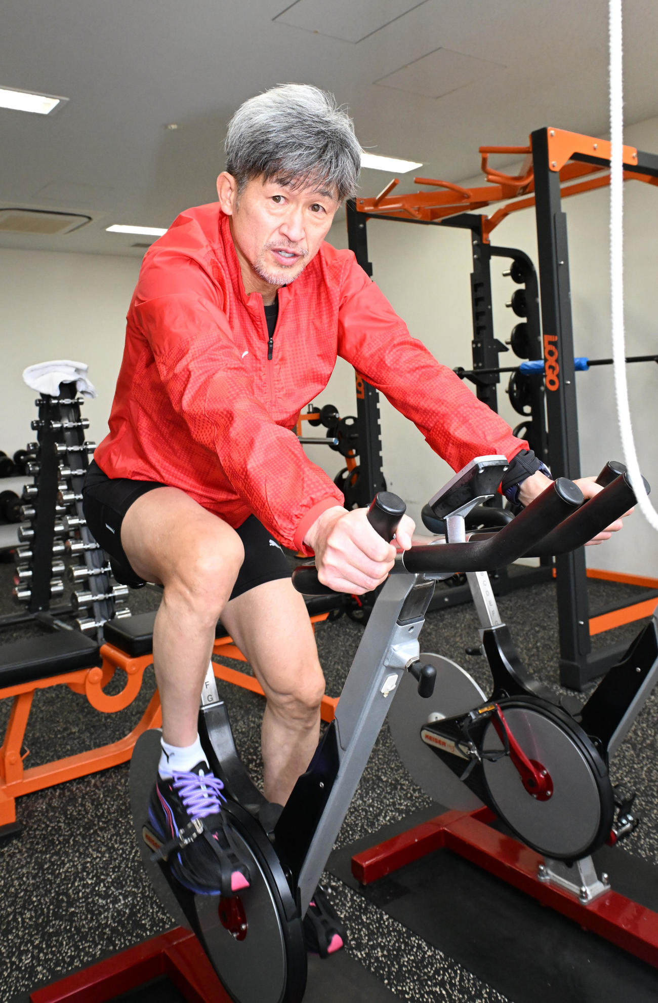 トレーニングでバイクをこぐカズ（撮影・和賀正仁）