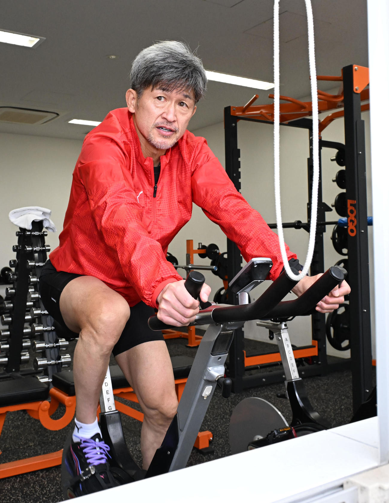 トレーニングでエアロバイクを漕ぐカズ（撮影・和賀正仁）