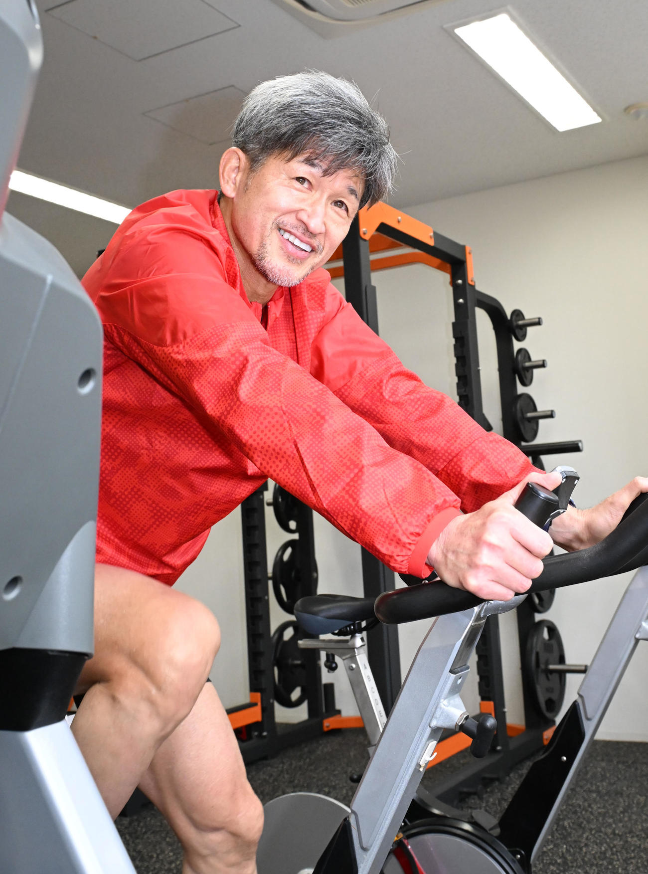 トレーニングでバイクをこぐカズ（撮影・和賀正仁）