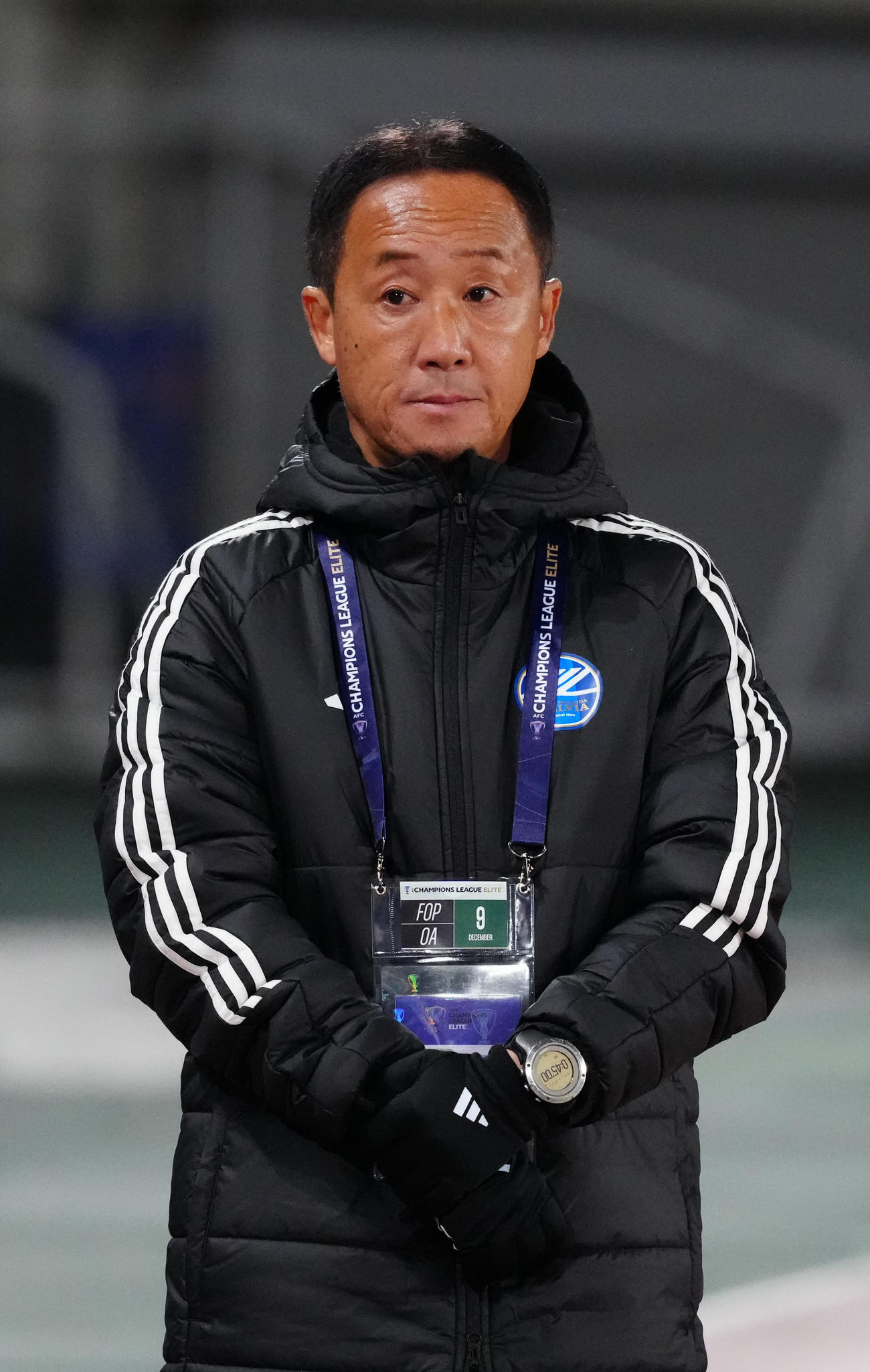 町田対蔚山　試合前、ベンチ前に立つ町田黒田監督（撮影・江口和貴）