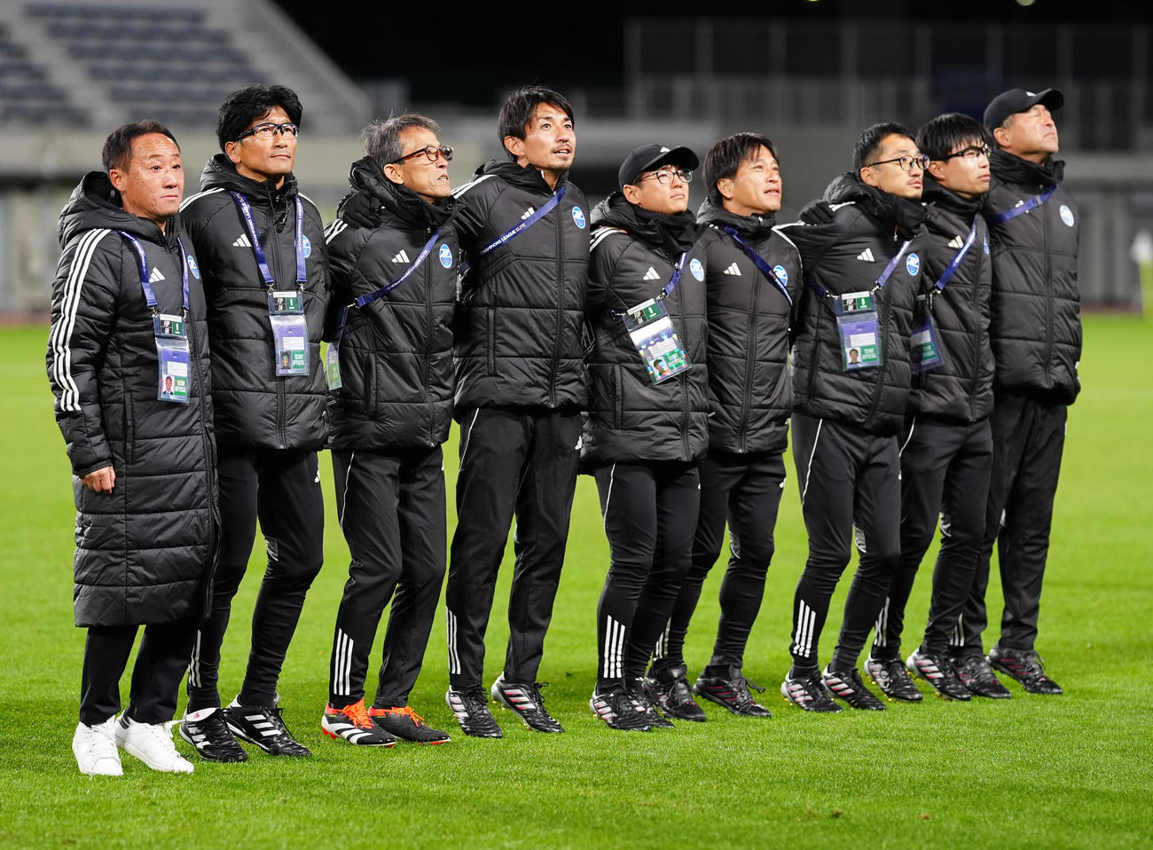町田対蔚山　試合後、サポーターと勝利を喜ぶ黒田監督（左端）ら町田コーチ陣（撮影・江口和貴）