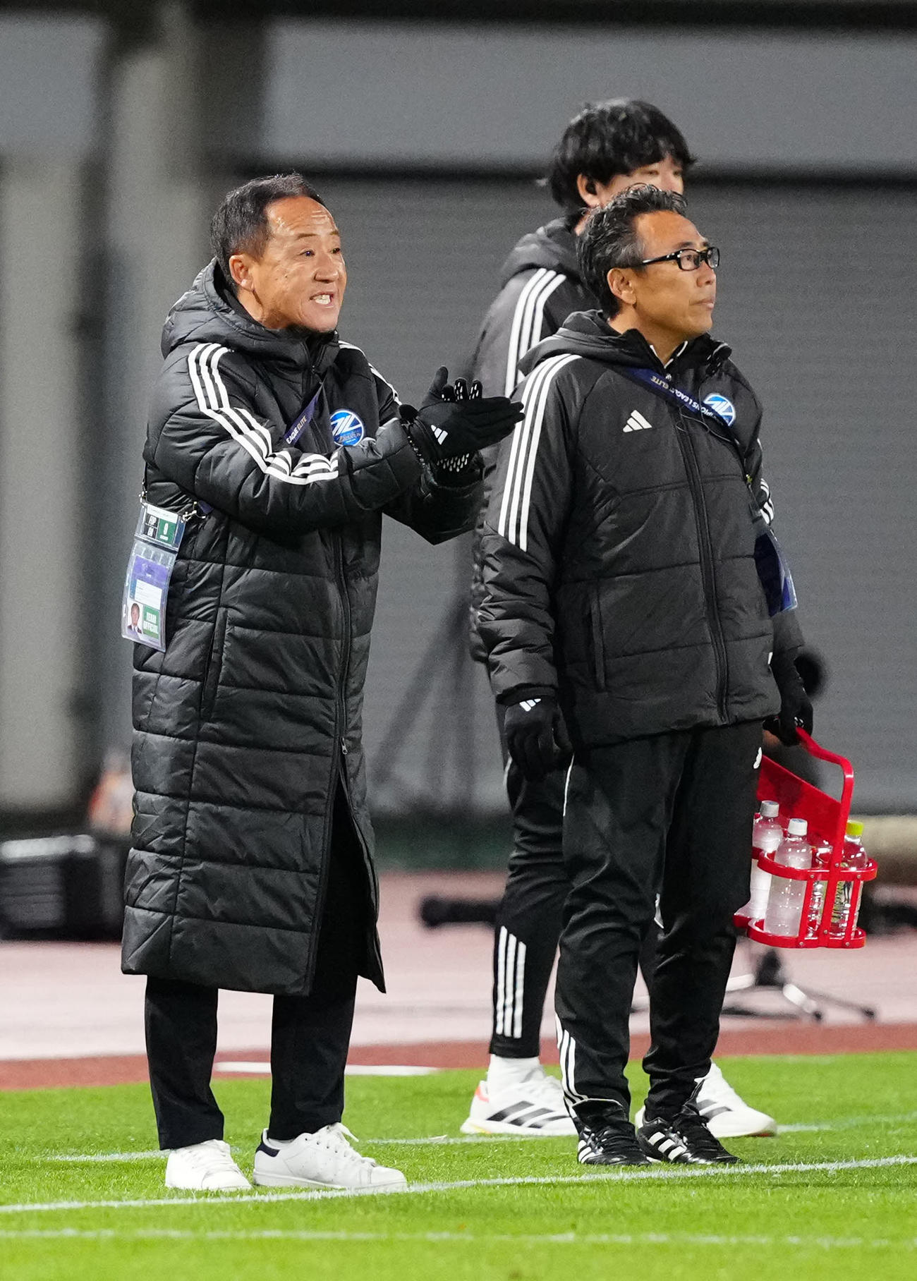 町田対蔚山　前半、ゴールを決めた町田西村に拍手する黒田監督（左）（撮影・江口和貴）