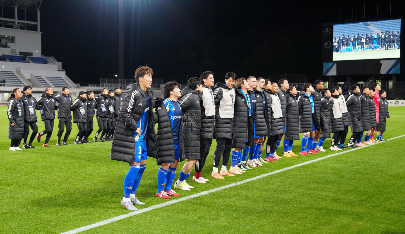 町田対蔚山　試合後、サポーターと勝利を喜ぶ昌子（前列左端）町田の選手たち（撮影・江口和貴）