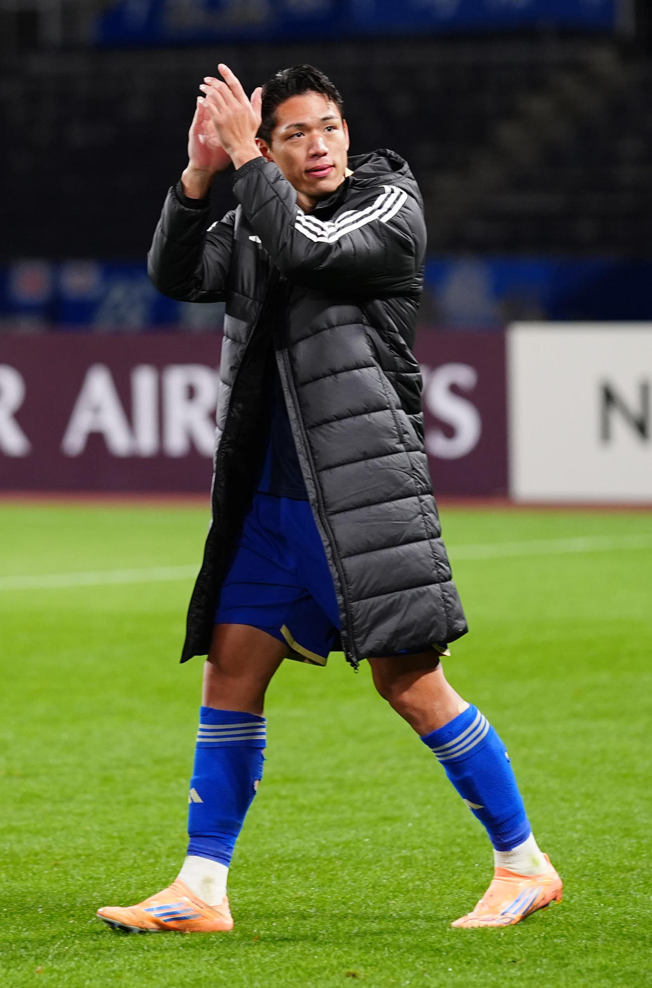 町田対蔚山　試合後、サポーターにあいさつする町田オ・セフン（撮影・江口和貴）