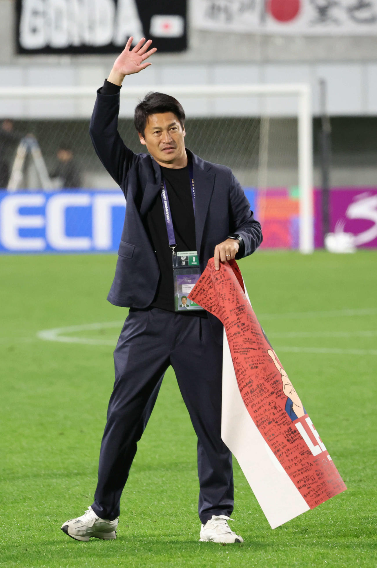 神戸で最後の指揮を執った吉田監督はサポーターに手を振ってピッチを後にする（撮影・西尾就之）