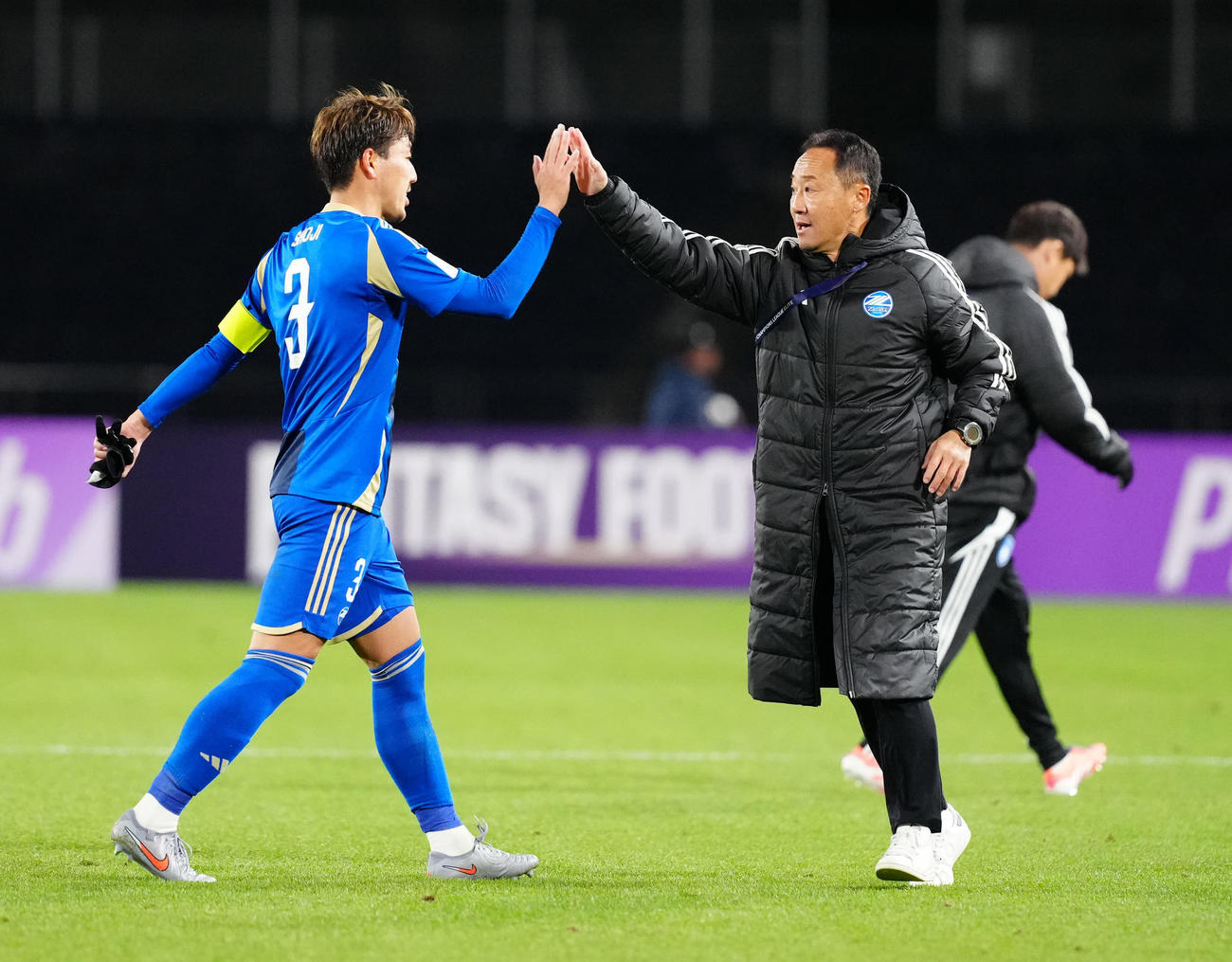 町田対蔚山　試合後、タッチを交わす町田黒田監督（右）と昌子（撮影・江口和貴）