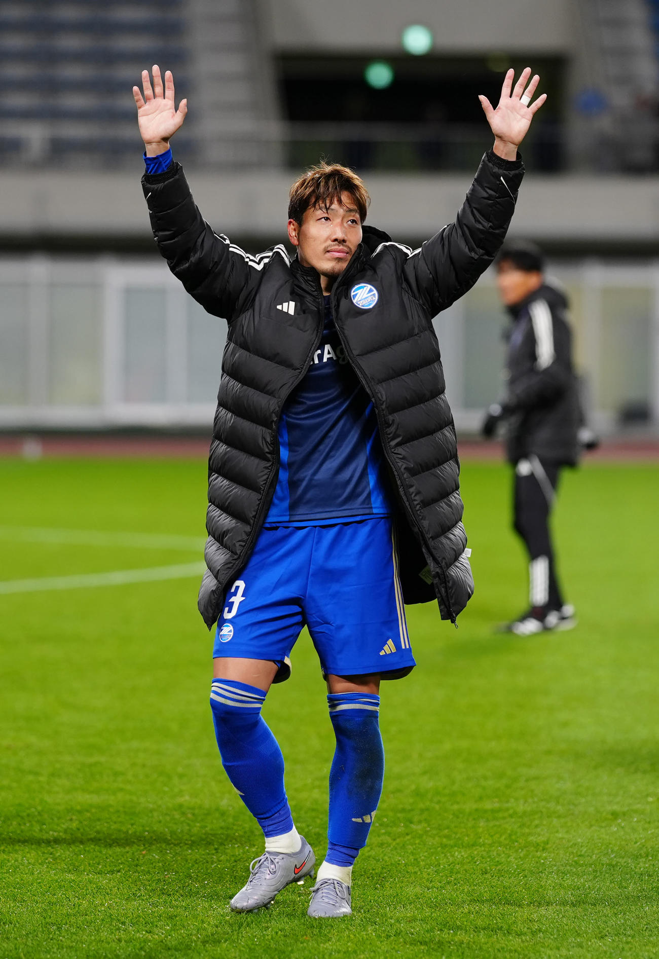 町田対蔚山　試合後、サポーターにあいさつする町田昌子（撮影・江口和貴）