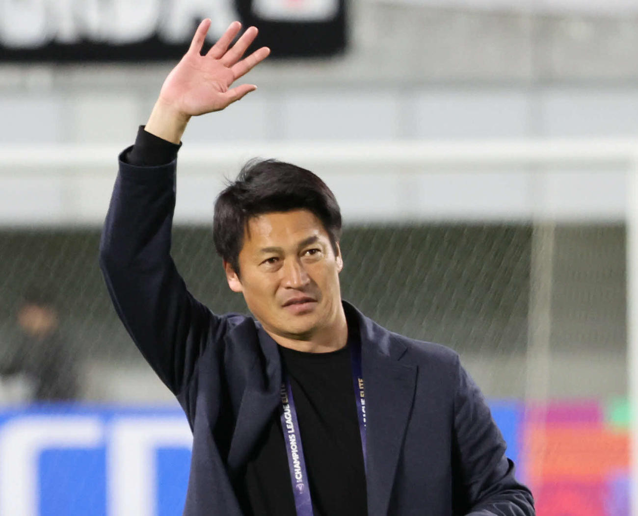 神戸で最後の指揮を執った吉田監督はサポーターに手を振ってピッチを後にする（撮影・西尾就之）