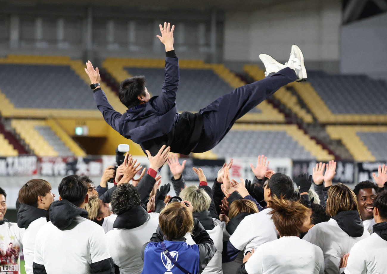 神戸対成都蓉城　神戸で最後の指揮を執った吉田監督はイレブンに胴上げされる（撮影・西尾就之）