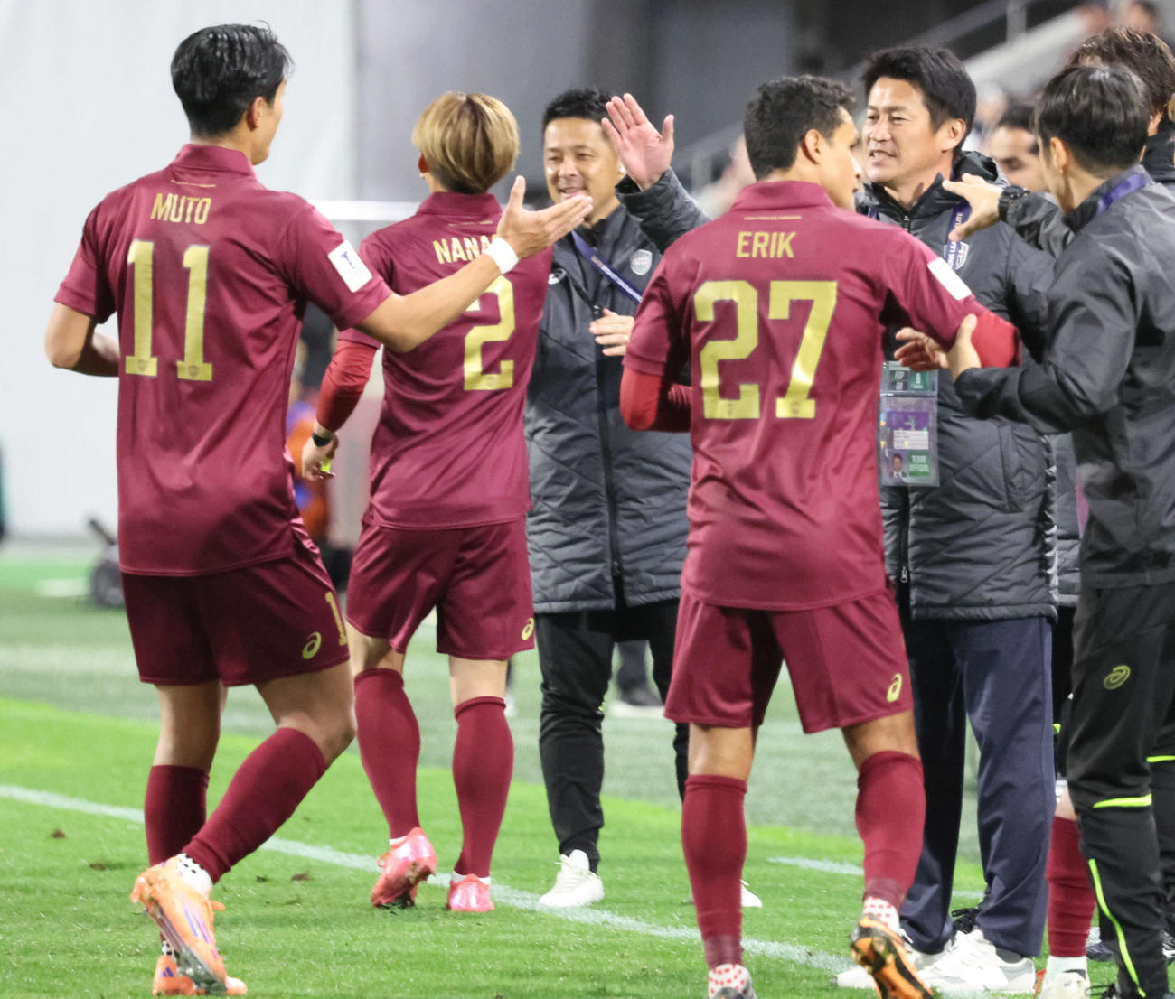 神戸対成都蓉城　前半、先制ゴールの神戸武藤（左）を祝福する吉田監督（撮影・西尾就之）