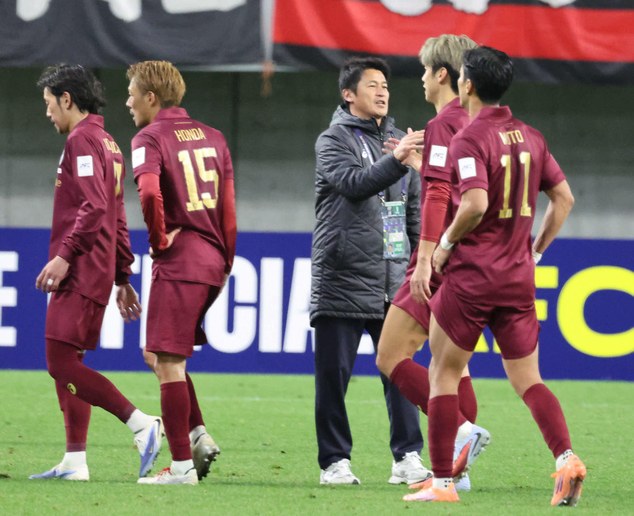 神戸対成都蓉城　神戸で最後の指揮を執った吉田監督は大迫らイレブンを出迎える（撮影・西尾就之）