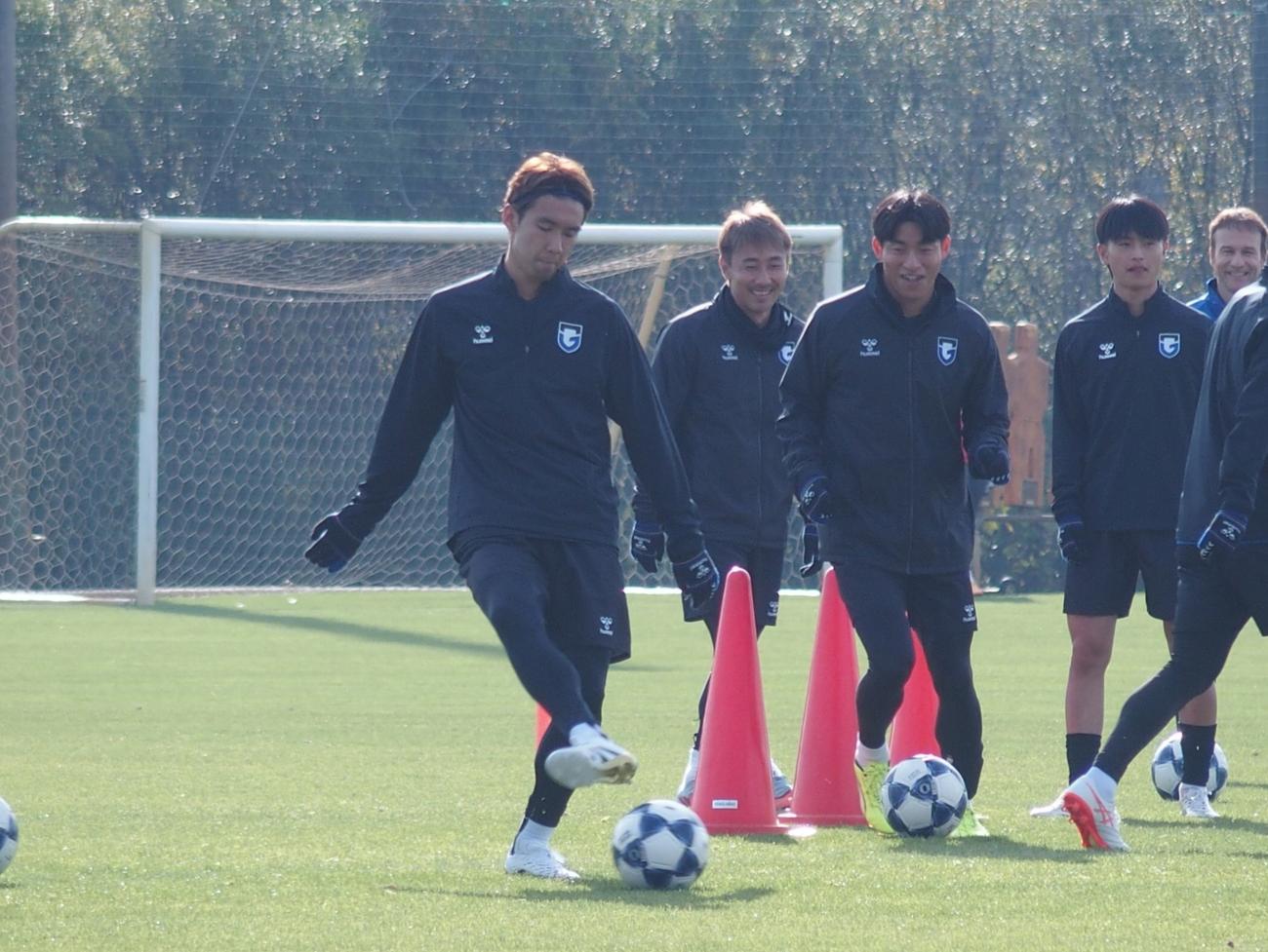 ACL2ナムディン戦の公式練習でパスを出すG大阪DF福岡