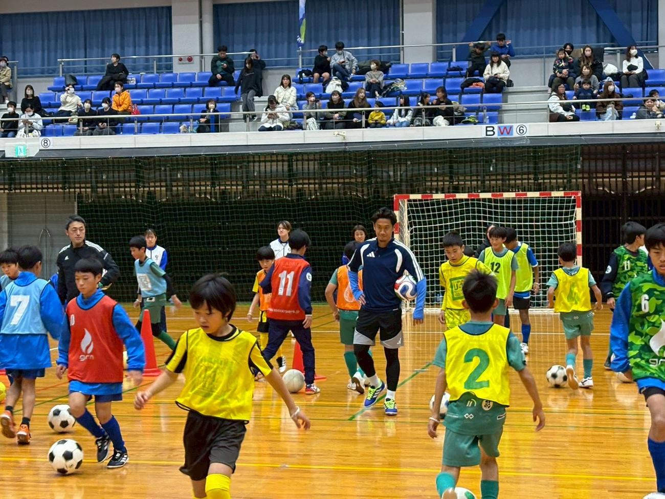 熊本・水俣市で小中学生100人とサッカー教室で交流したC大阪MF香川真司