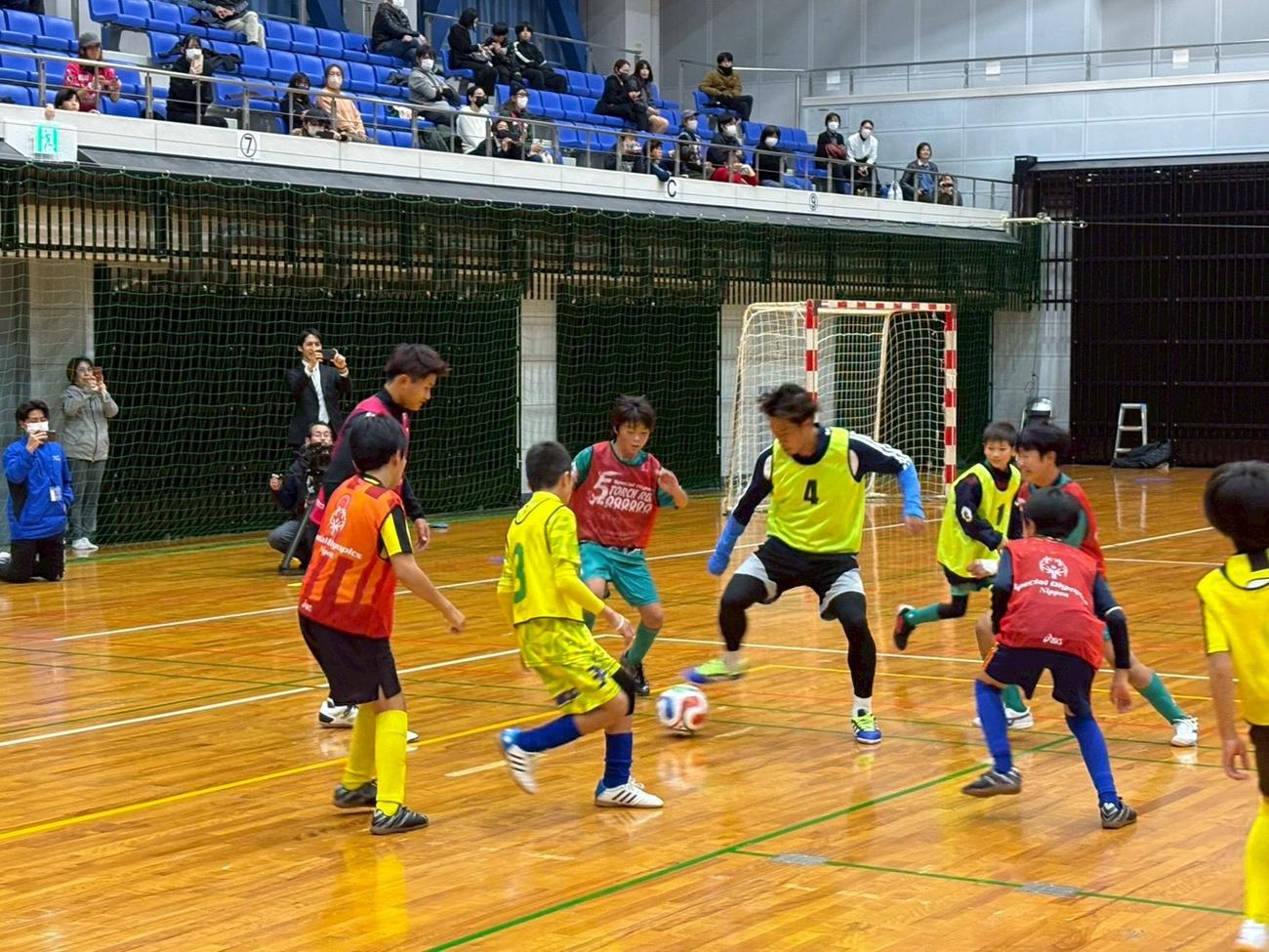 熊本・水俣市で小中学生100人とサッカー教室で交流したC大阪MF香川真司（くまモン右）と富山FW前田一翔（同3人目）