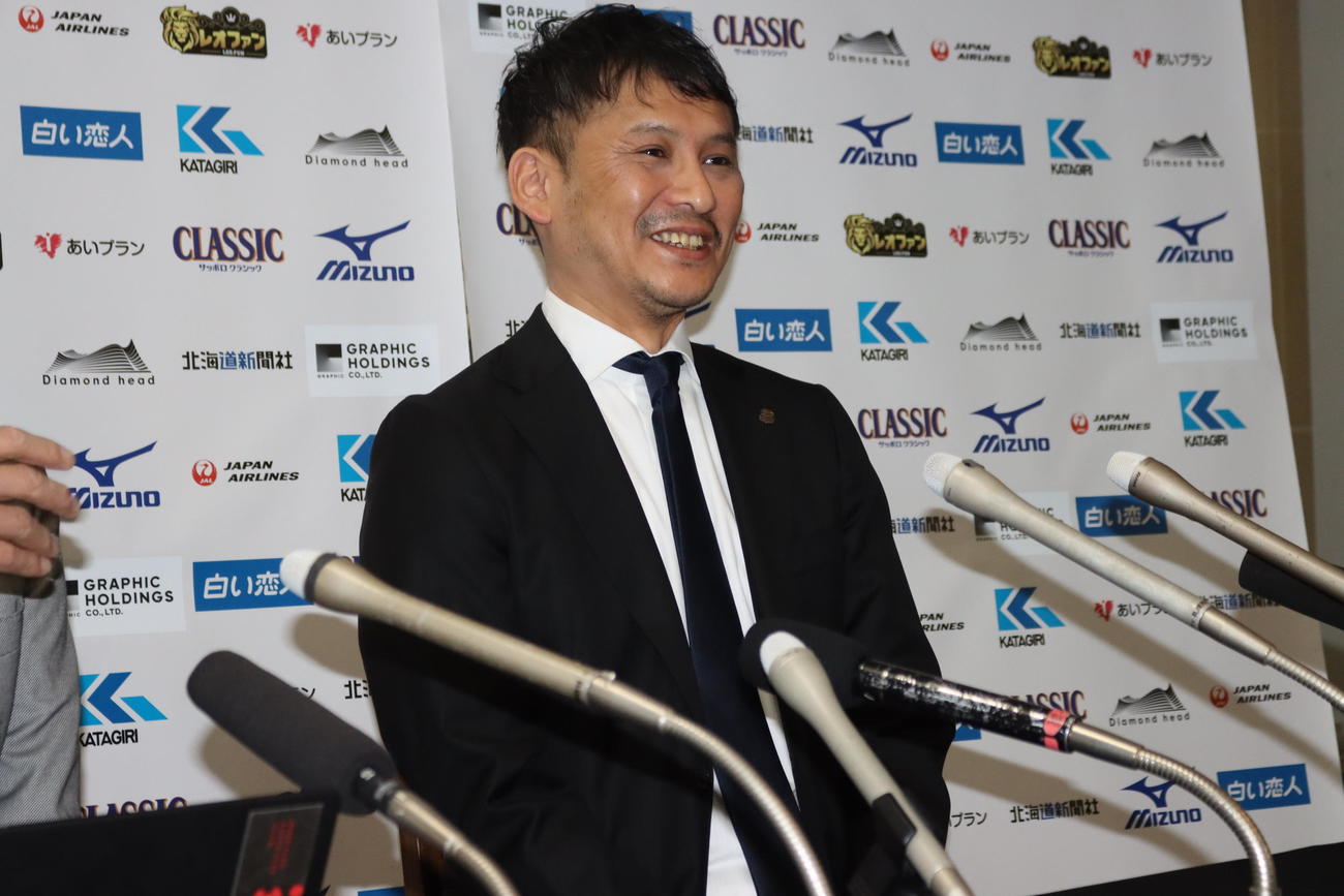 就任会見に臨んだ札幌川井監督（撮影・保坂果那）