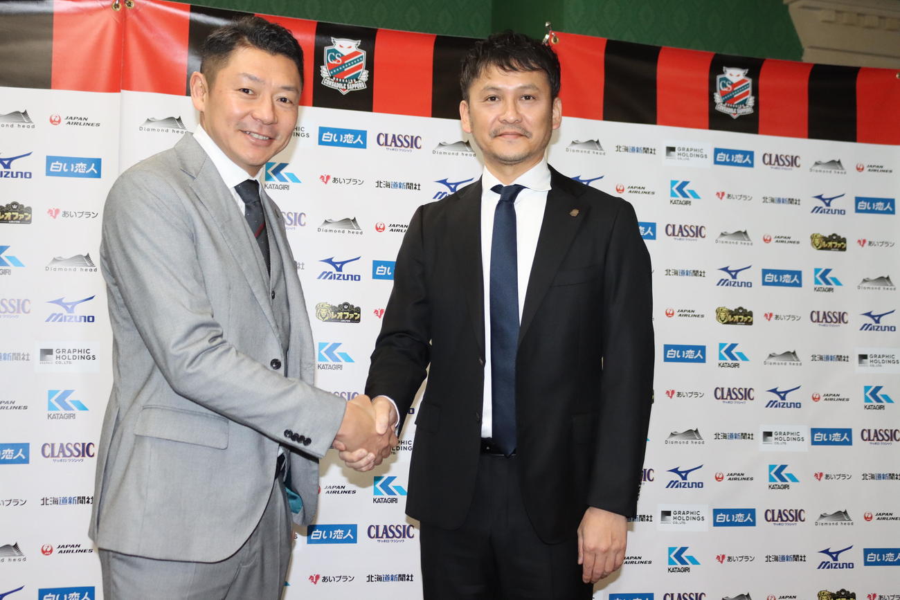 就任会見に臨んだ札幌川井監督（右）と河合GM（撮影・保坂果那）