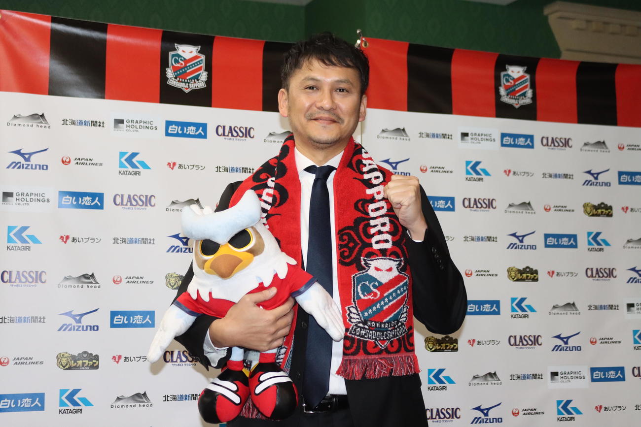 就任会見に臨んだ札幌川井監督（撮影・保坂果那）