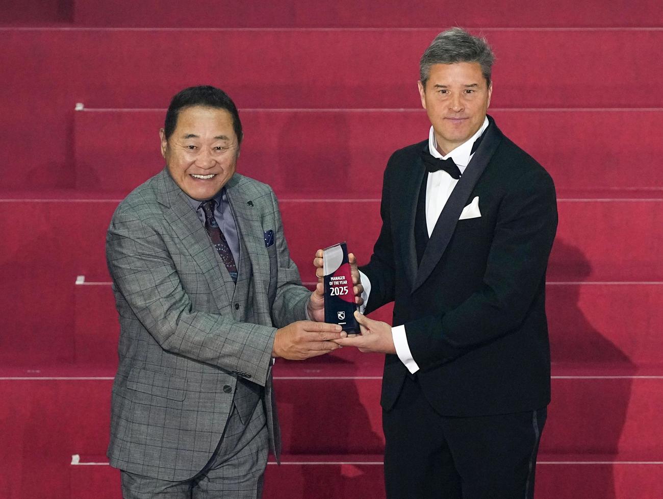 優秀監督賞を受賞した柏のリカルド・ロドリゲス監督（右、共同）