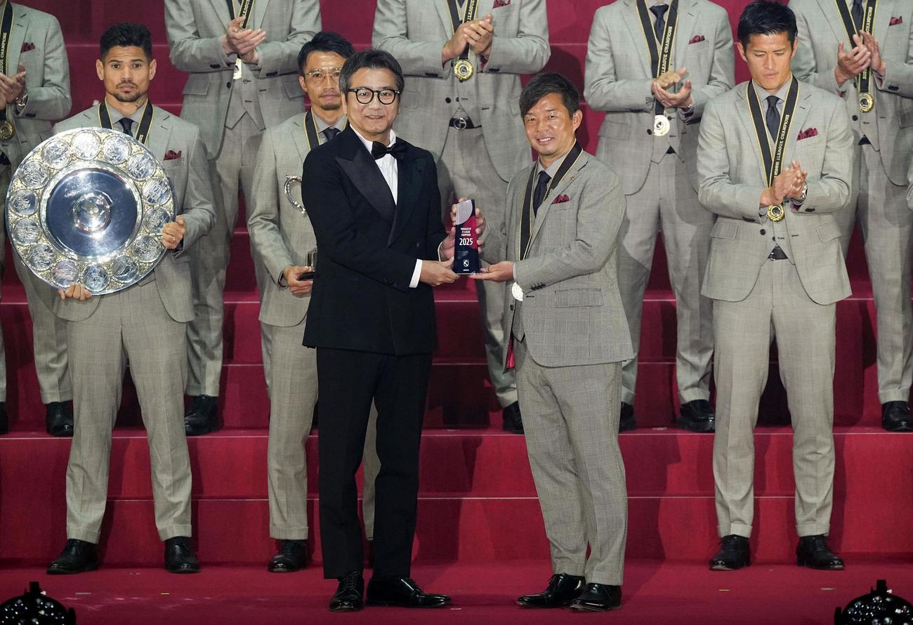 優勝監督賞を受賞した鹿島の鬼木達監督（手前右、共同）
