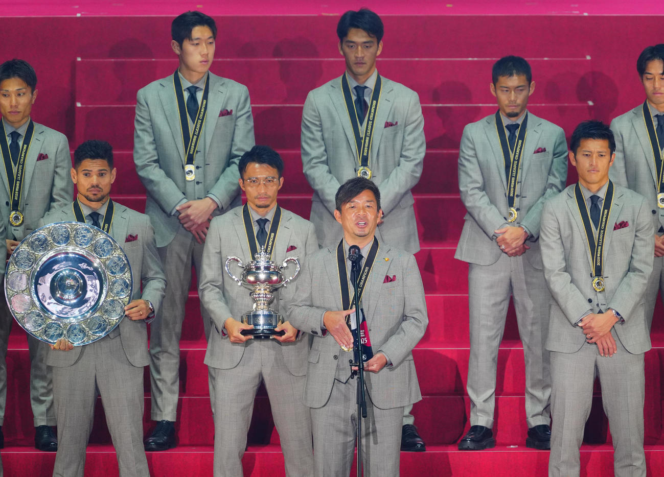 2025Jリーグアウォーズで優勝チームの表彰を受けあいさつする鹿島鬼木監督（中央）