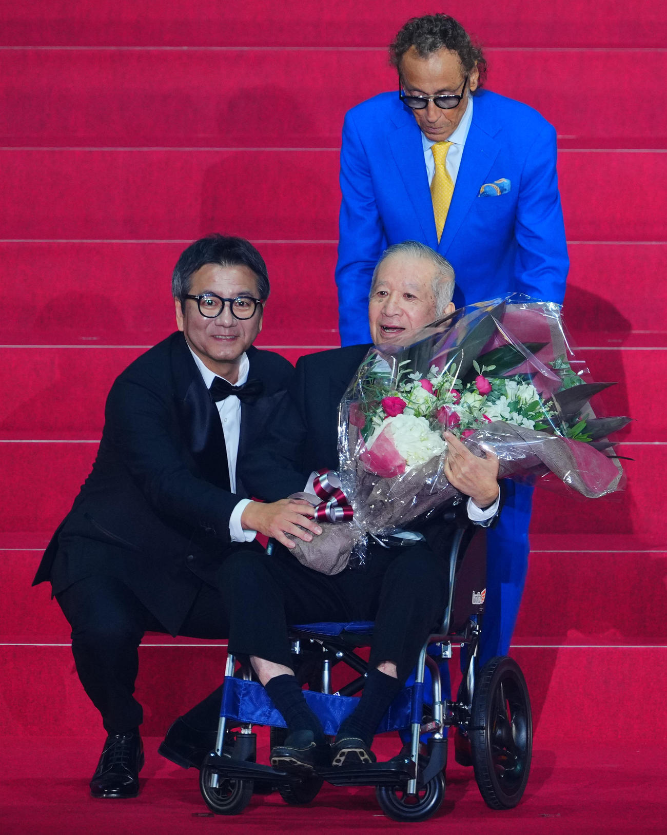2025Jリーグアウォーズでチェアマン特別賞の表彰に臨む木村氏（右下）とラモス氏。左は野々村チェアマン（撮影・垰建太）