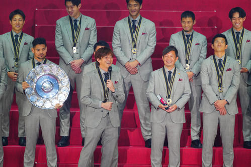 2025Jリーグアウォーズで優勝チームの表彰を受けあいさつする鹿島安西（中央左）