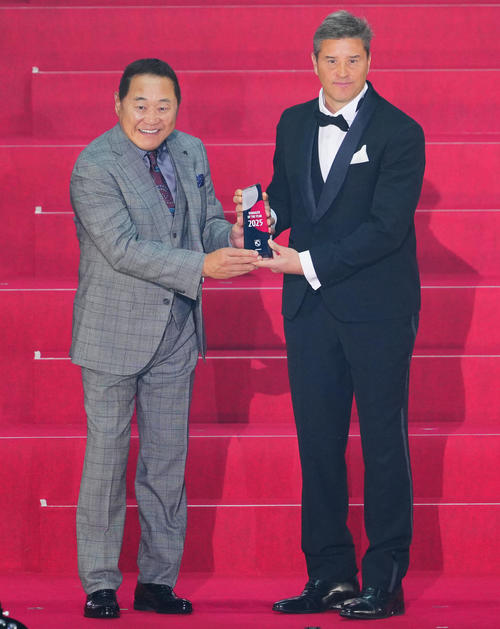 2025Jリーグアウォーズで松木氏（左）から優秀監督賞の表彰を受ける柏リカルド監督（撮影・垰建太）