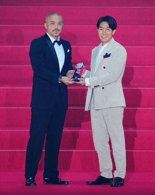 2025Jリーグアウォーズでベストヤングプレーヤー賞に選ばれた岡山佐藤（右）は小野氏と写真に納まる（撮影・垰建太）