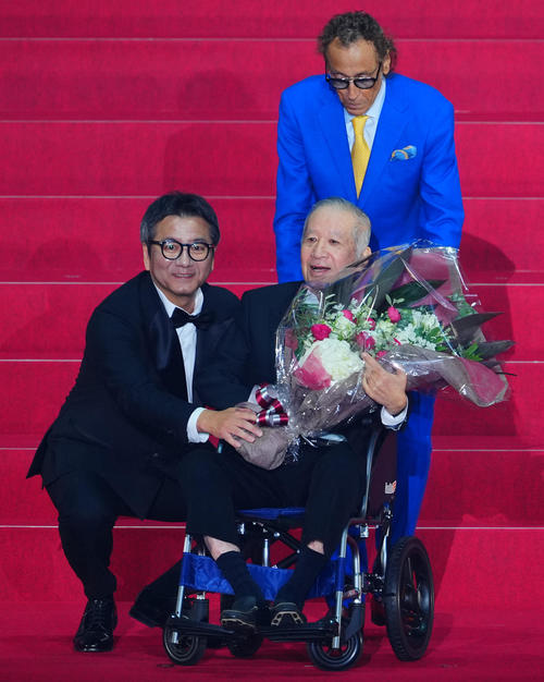 2025Jリーグアウォーズでチェアマン特別賞の表彰に臨む木村氏（右下）とラモス氏。左は野々村チェアマン（撮影・垰建太）