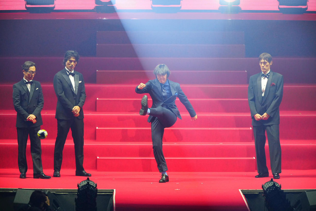 2025Jリーグアウォーズのオープニングで客席にミニボールを蹴り入れる中村俊氏（中央）（撮影・垰建太）