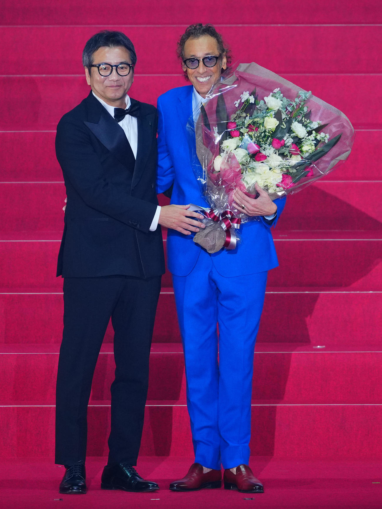 2025Jリーグアウォーズでチェアマン特別賞の表彰に臨むラモス氏（右）と野々村チェアマン（撮影・垰建太）