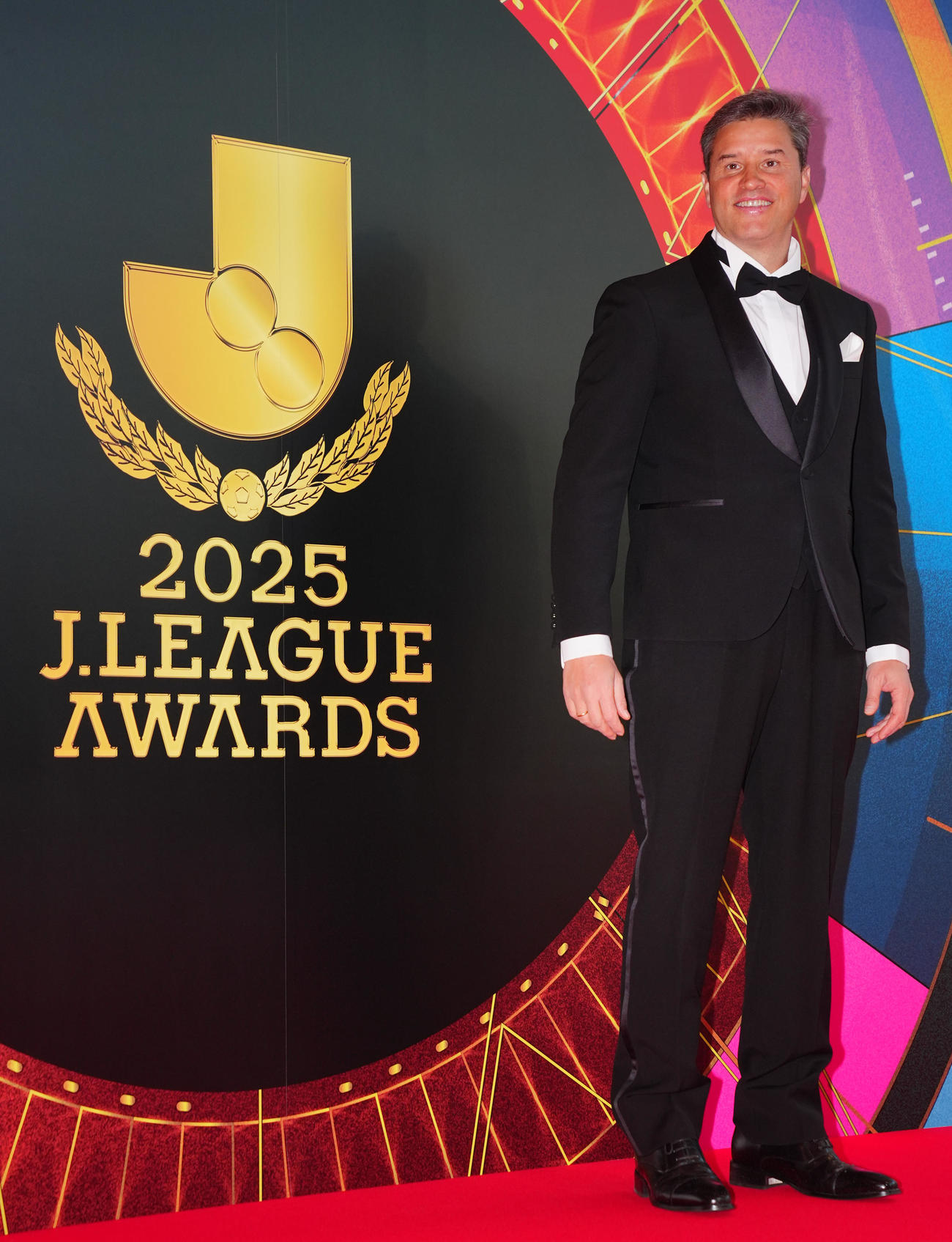 2025Jリーグアウォーズのレッドカーペットで写真に納まる柏リカルド監督（撮影・垰建太）