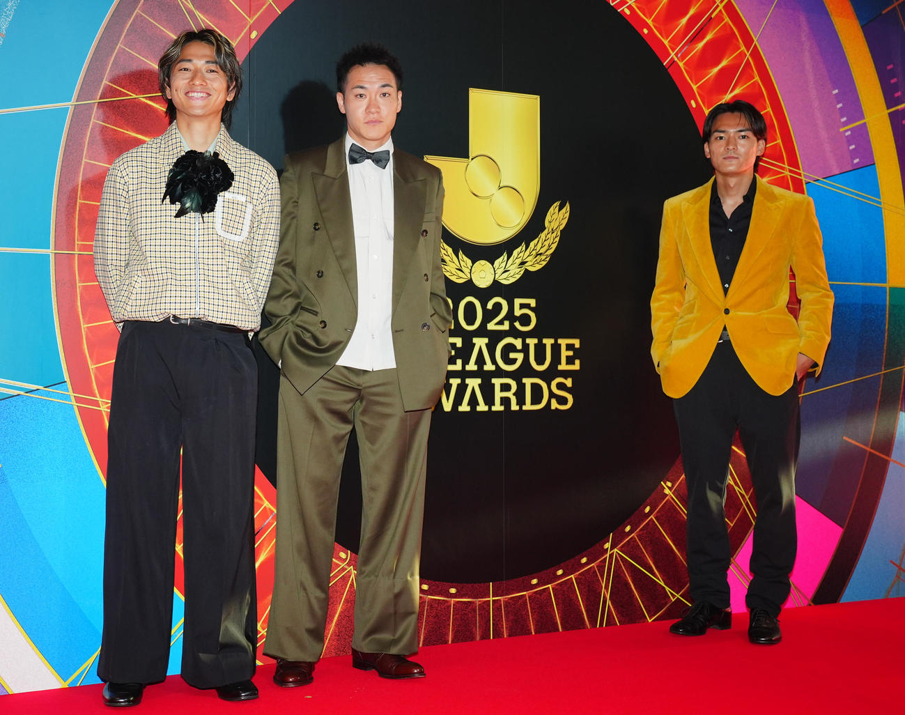 2025Jリーグアウォーズのレッドカーペットで写真に納まる柏小泉（左）、小屋松（中央）、久保（撮影・垰建太）