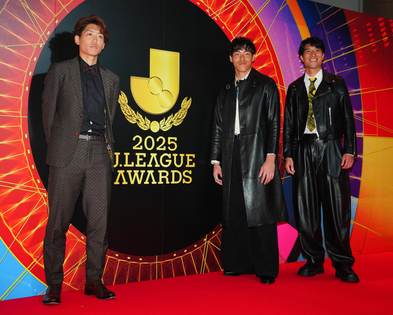 2025Jリーグアウォーズのレッドカーペットで写真に納まる柏原田（左）、小島（中央）、古賀（撮影・垰建太）