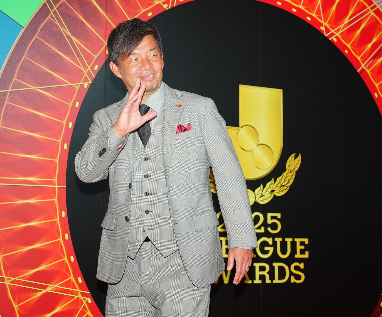 2025Jリーグアウォーズのレッドカーペットで写真に納まる鹿島鬼木監督（撮影・垰建太）