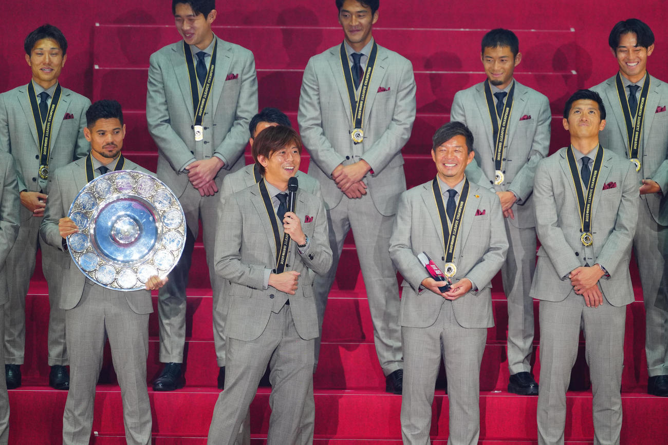 2025Jリーグアウォーズで優勝チームの表彰を受けあいさつする鹿島安西（中央左）