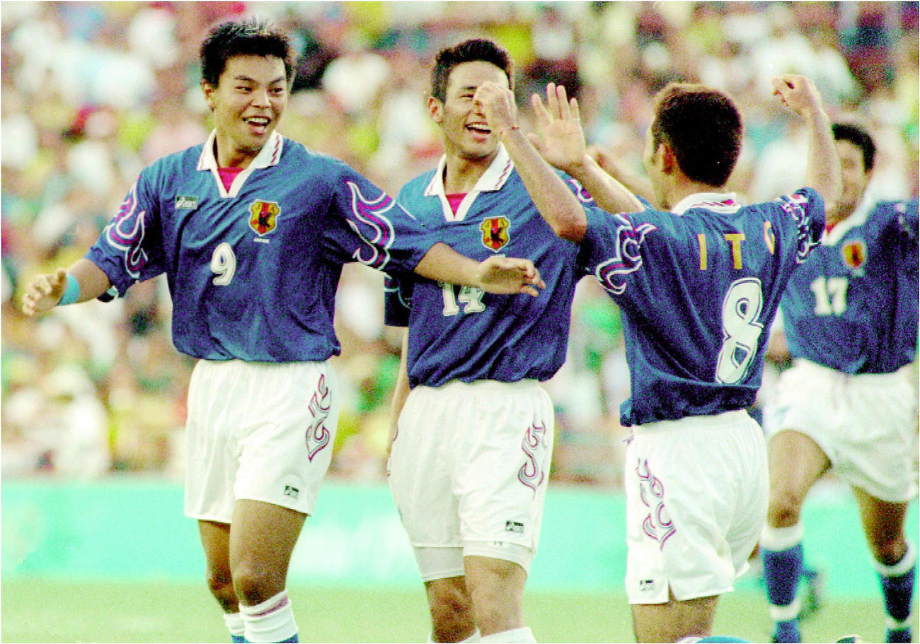 アトランタ五輪　日本対ブラジル　決勝ゴールを決めた伊東輝悦（右）を祝福する城彰二（左）と中田英寿（1996年7月21日撮影）