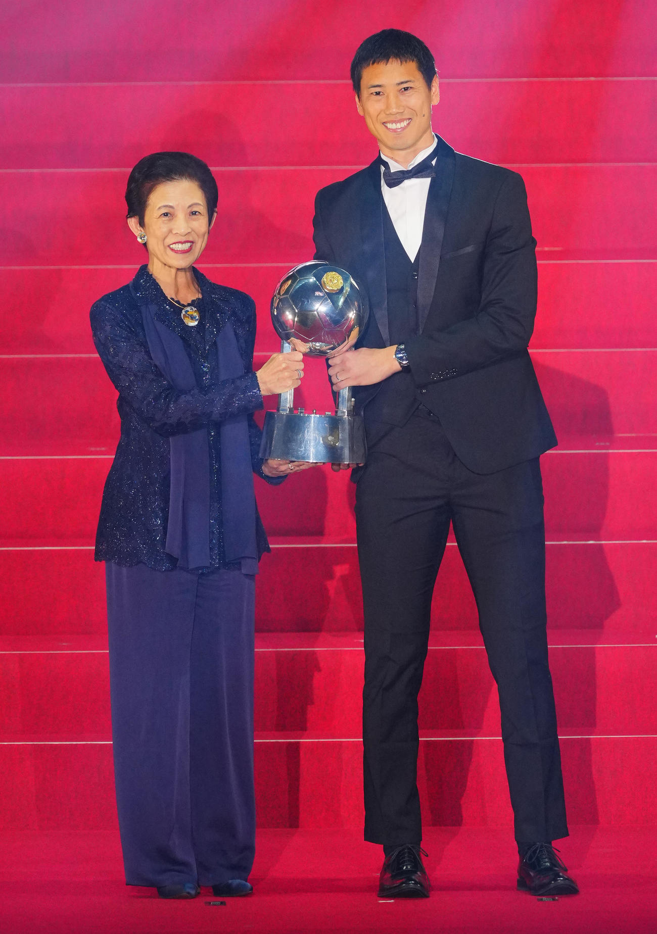2025Jリーグアウォーズで高円宮妃久子さま（左）からフェアプレー賞高円宮杯を受け取る神戸前川