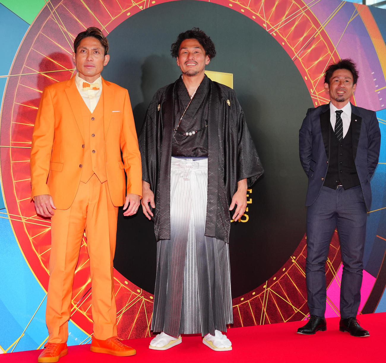 2025Jリーグアウォーズでレッドカーペットで写真に納まる本間氏（中央）、森脇氏（左）、山瀬氏（撮影・垰建太）