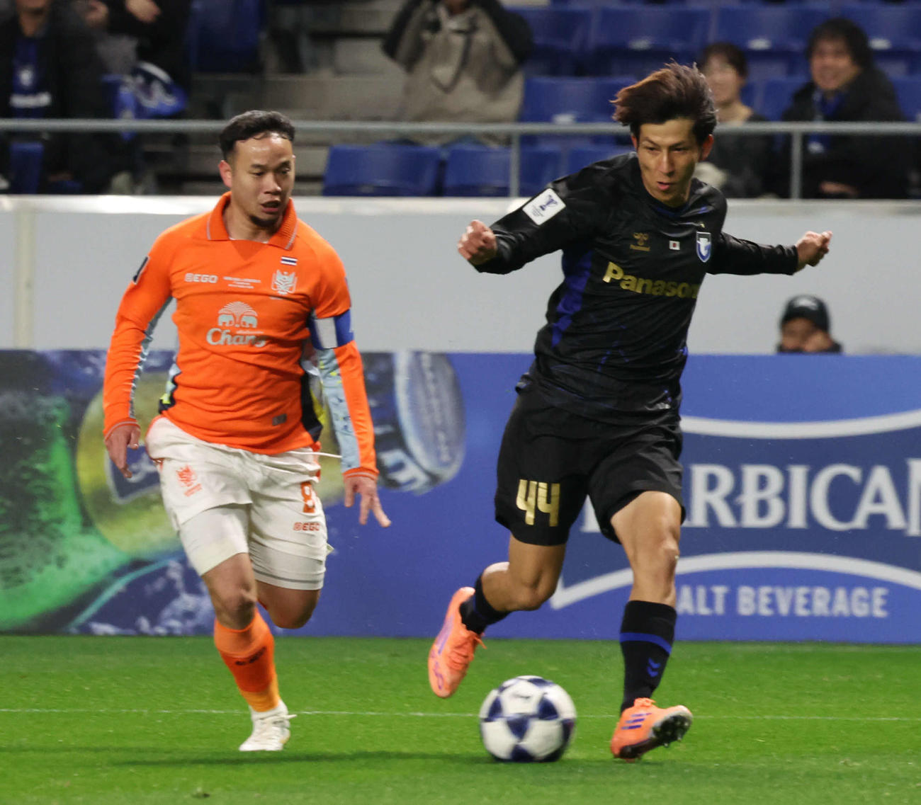 G大阪対ラーチャブリーFC　前半、クロスを上げるG大阪奥抜（撮影・西尾就之）