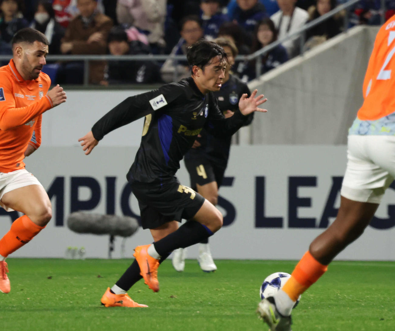 第6節　G大阪対ラーチャブリーFC　前半、ドリブルで攻め込むG大阪名和田（撮影・西尾就之）