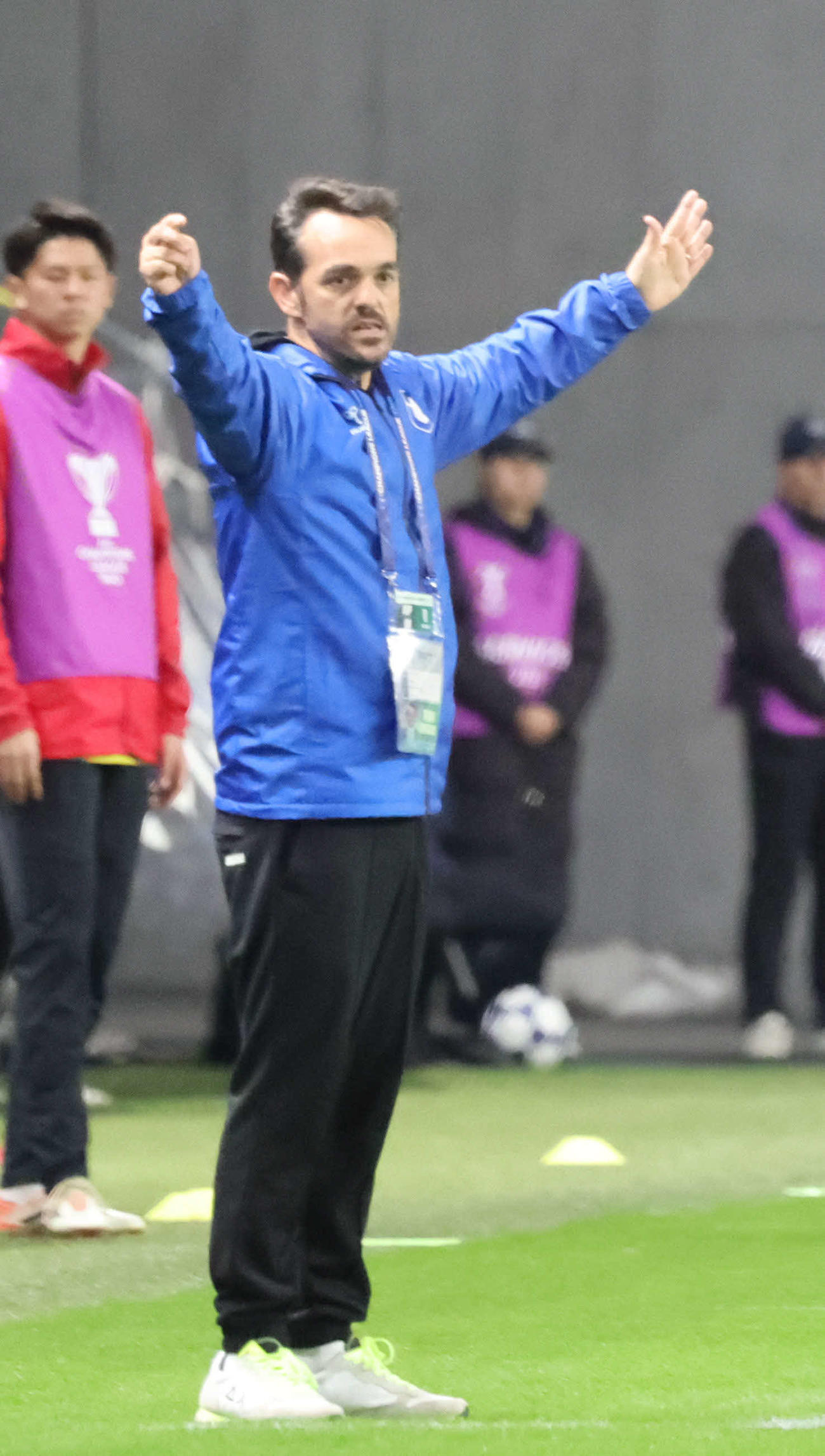 G大阪対ラーチャブリーFC　前半、審判にアピールするG大阪ポヤトス監督（撮影・西尾就之）