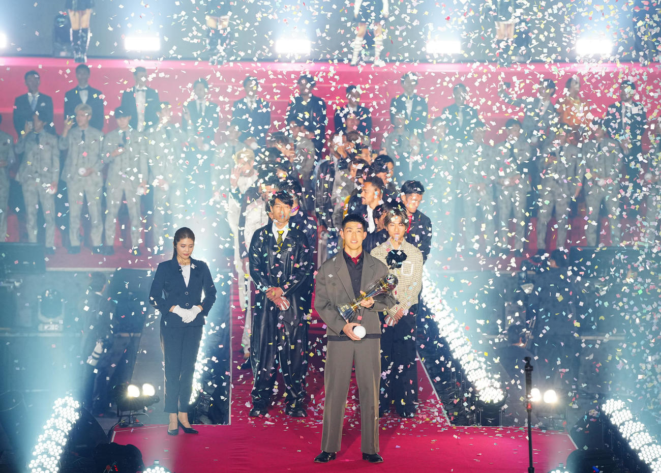 2025JリーグアウォーズでMVPに選ばれ紙吹雪が舞う中トロフィーを手にする鹿島早川（撮影・垰建太）
