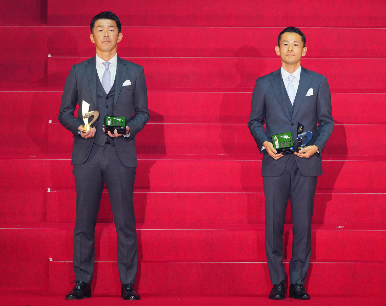 2025Jリーグアウォーズで最優秀主審賞の荒木氏（左）と最優秀副審賞の三原氏（撮影・垰建太）