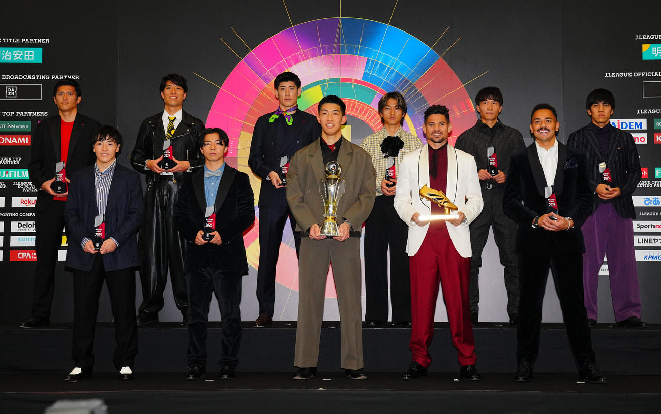 2025Jリーグアウォーズで写真に納まるベストイレブンたち。前列左から町田相馬、川崎F伊藤、鹿島GK早川、レオ・セアラ、京都ラファエル・エリアス、後列左から鹿島植田、柏古賀、広島荒木、柏小泉、名古屋稲垣、広島田中（撮影・垰建太）