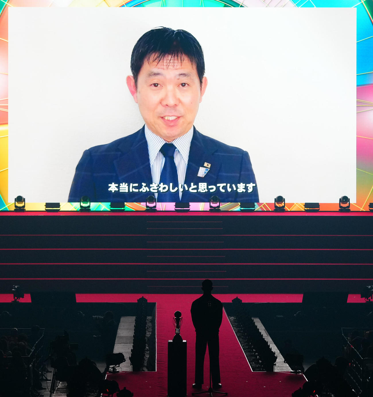 2025JリーグアウォーズでMVPの鹿島早川（手前）を祝福する日本代表森保監督からのメッセージが流される（撮影・垰建太）