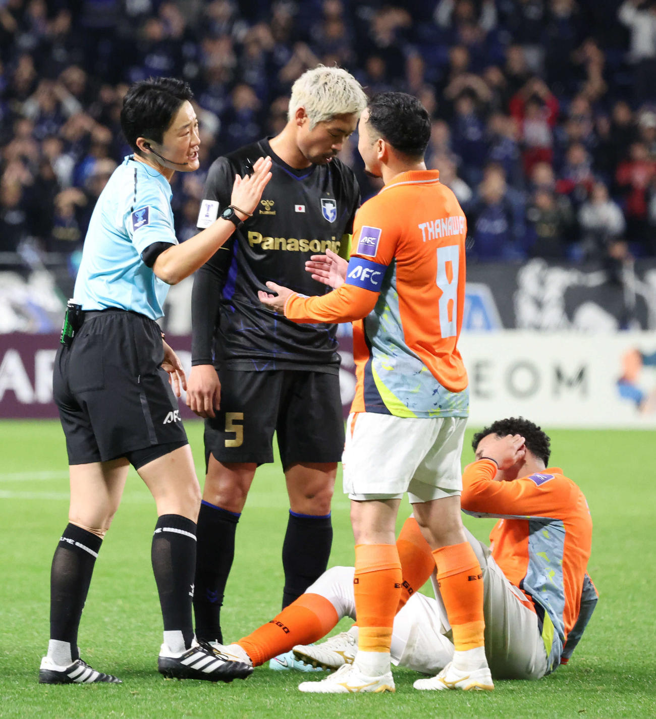 G大阪対ラーチャブリーFC　前半、ラーチャブリーの選手の訴えを聞くドン・ファンユー主審（撮影・西尾就之）