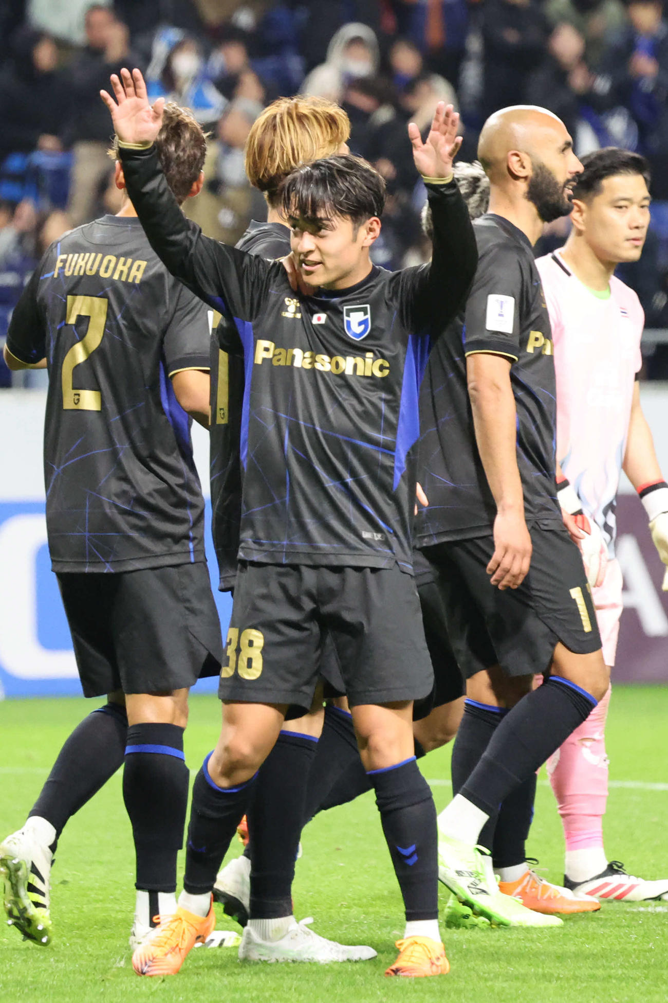 G大阪対ラーチャブリーFC　後半、先制ゴールを決めたG大阪名和田はサポーターに向かって手を上げる（撮影・西尾就之）